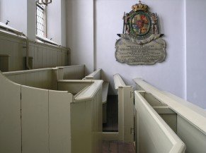 Kerkbanken en wapen