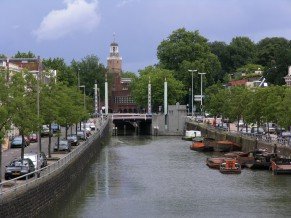 kerk als baken voor schippers en horloge voor tolsteeg