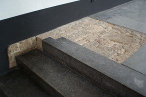 Verschillende bouwfasen zijn zichtbaar in de vloer van het koor