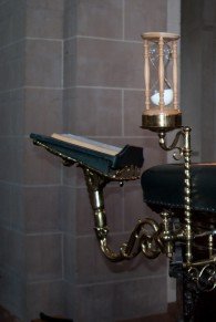 Preekstoel met zandloper Pieterskerk
