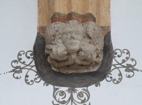Kraagsteen in de vorm van kopje