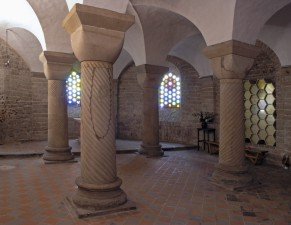 Zandstenen zuilen in de crypte