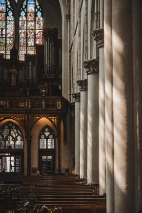Interieur Catharinakathedraal met ronde zuilen
