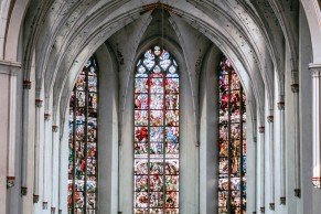 Gewelfschilderingen en glas-in-lood-vensters