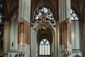 Zuilen en kroonluchter in Domkerk