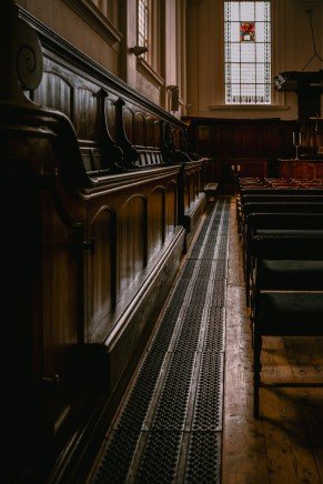 Mahoniehouten interieur Doopsgezinde kerk