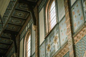 De muurschilderingen bevatten veel geometrische en christelijke motieven