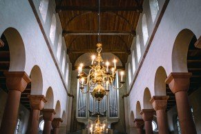 Rozerode zuilen, die elk van één stuk zandsteen werden gemaakt. De zuilen werden bekroond met een teerlingkapiteel.