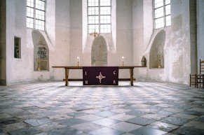 Hoogkoor met tegelvloer uit 1413