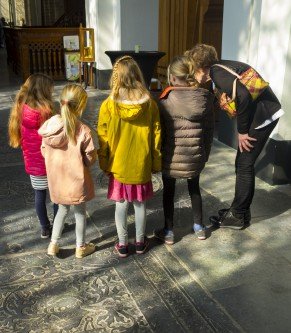 Kinderen met gids in een kerk